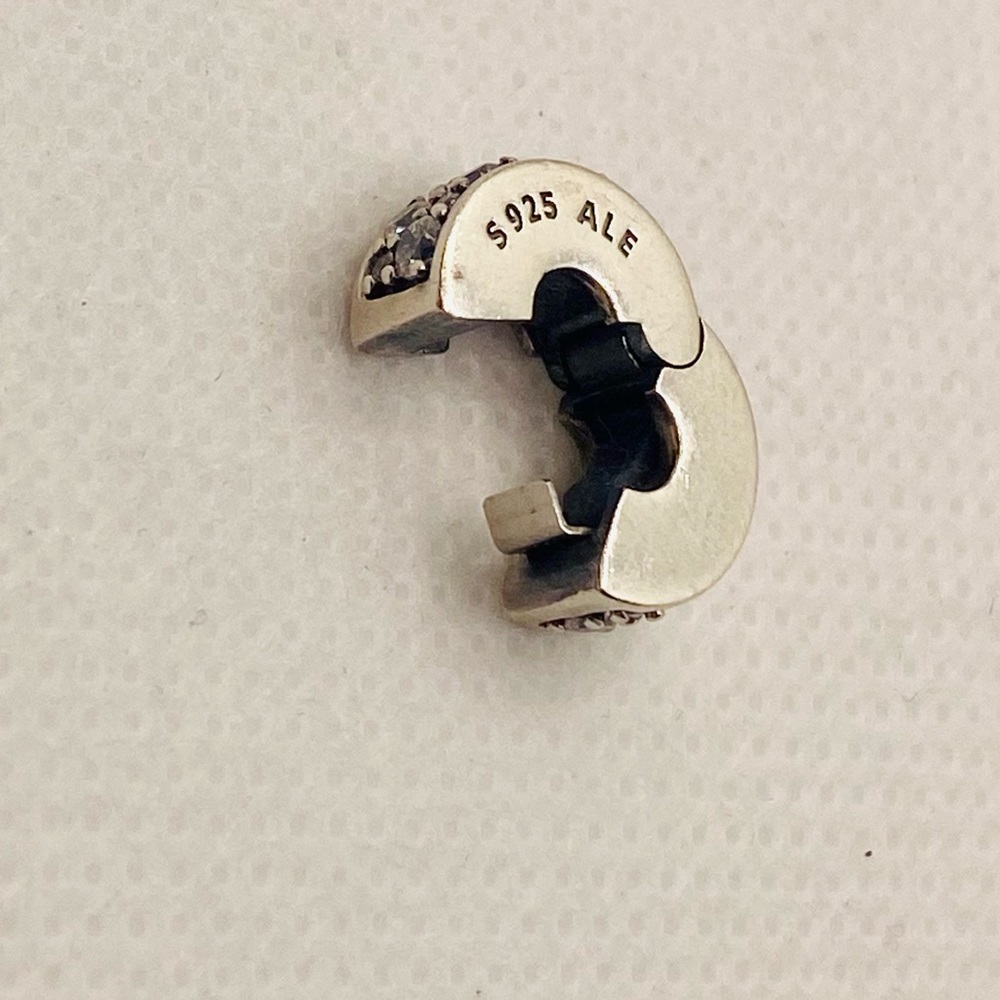 🚨 2 / TWO 🚨 EUC Pandora 791817CZ Silver Shining Elegance Clip w/ Clear Zirconia - Picture 9 of 10